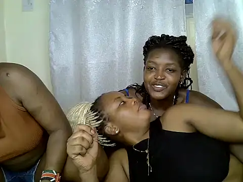 Snapshot of Lorainebabes chatting on June 6, 2026, 2:28 am Lorainebabes online show from June 6, 2026, 2:28 am