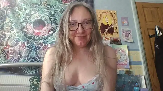 Snapshot of Izzylove47 chatting on May 22, 2026, 8:12 am Izzylove47 online show from May 22, 2026, 8:12 am