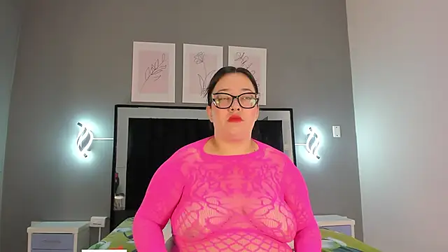 zoe curvyy online show from June 1, 2026, 12:05 pm