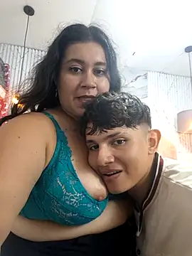 ParejaCurvy20 online show from May 19, 2026, 1:56 am