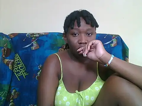 Snapshot of LunaCharm2 chatting on June 18, 2026, 5:06 am LunaCharm2 online show from June 18, 2026, 5:06 am