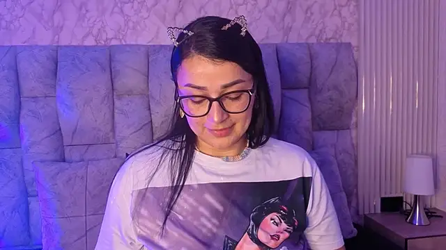JuliaFerrer online show from May 22, 2026, 4:32 am