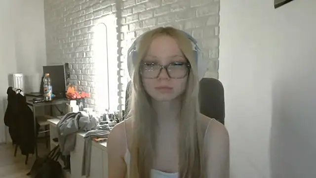 Snapshot of AmandaFix chatting on May 27, 2026, 7:43 pm AmandaFix online show from May 27, 2026, 7:43 pm