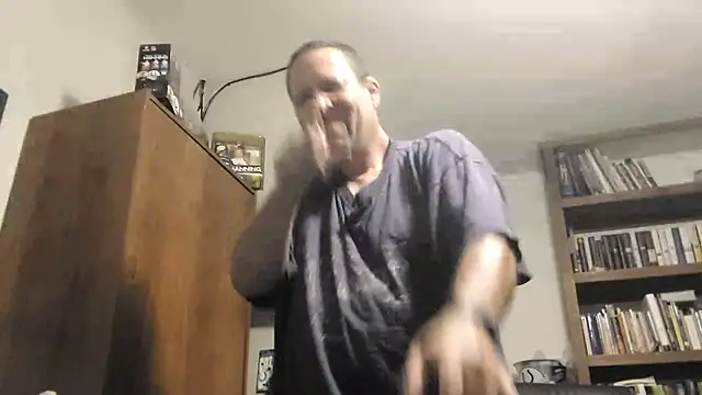 Snapshot of icebergXpress chatting on July 4, 2026, 6:20 am icebergXpress online show from July 4, 2026, 6:20 am