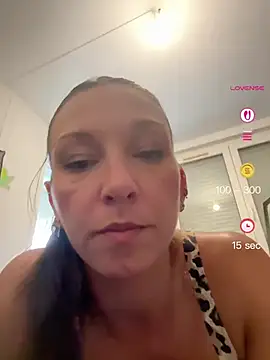 Snapshot of chiara-loveandlife chatting on June 1, 2026, 7:52 am chiara-loveandlife online show from June 1, 2026, 7:52 am
