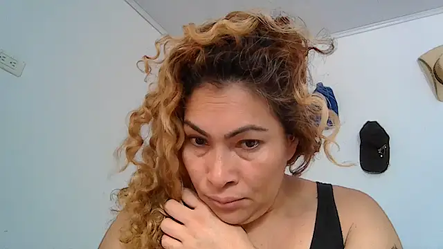 Snapshot of Layla-Astrum chatting on May 23, 2026, 12:37 pm Layla-Astrum online show from May 23, 2026, 12:37 pm