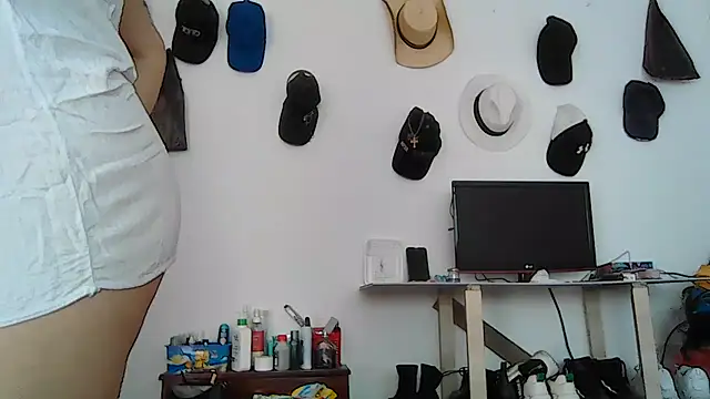 Snapshot of Layla-Astrum chatting on July 7, 2026, 12:52 pm Layla-Astrum online show from July 7, 2026, 12:52 pm