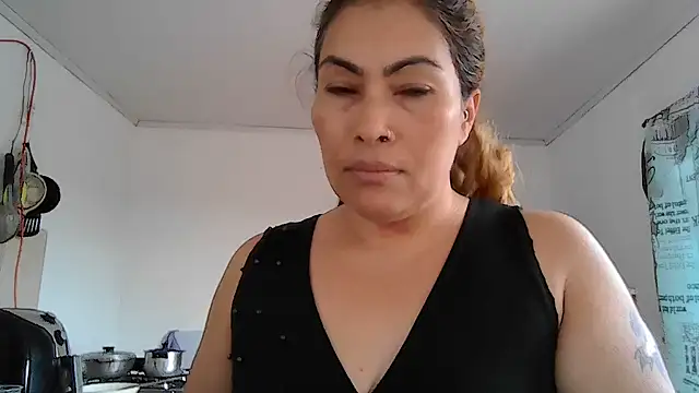 Snapshot of Layla-Astrum chatting on June 2, 2026, 3:23 pm Layla-Astrum online show from June 2, 2026, 3:23 pm