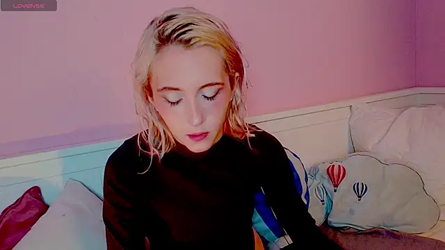 Elen  Moore online show from July 19, 2026, 5:27 am