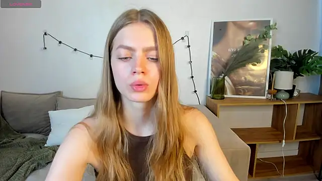 Snapshot of HoneyEmilly chatting on May 25, 2026, 6:34 am HoneyEmilly online show from May 25, 2026, 6:34 am