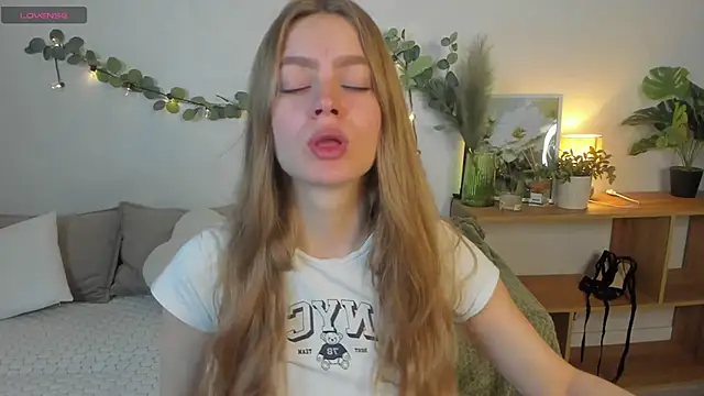 Snapshot of HoneyEmilly chatting on June 2, 2026, 6:13 am HoneyEmilly online show from June 2, 2026, 6:13 am