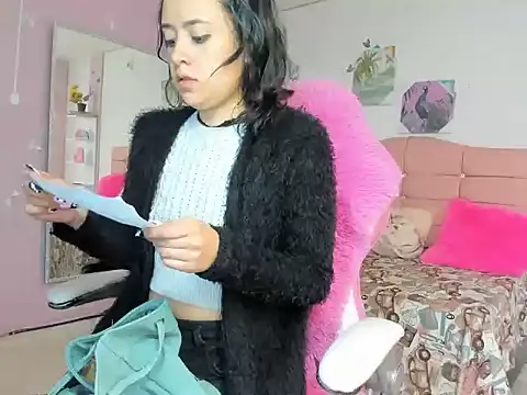 ivyyemerald  online show from May 26, 2026, 12:03 pm