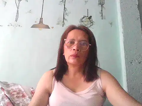 Snapshot of momshe2026 chatting on June 12, 2026, 7:39 am momshe2026 online show from June 12, 2026, 7:39 am