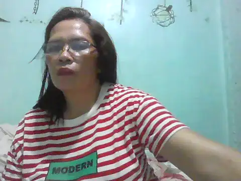 Snapshot of momshe2026 chatting on June 20, 2026, 8:03 pm momshe2026 online show from June 20, 2026, 8:03 pm