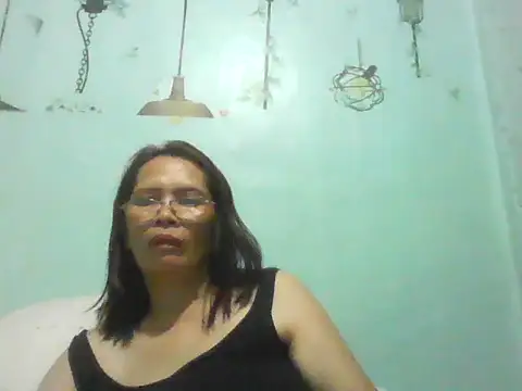 Snapshot of momshe2026 chatting on June 8, 2026, 1:22 pm momshe2026 online show from June 8, 2026, 1:22 pm