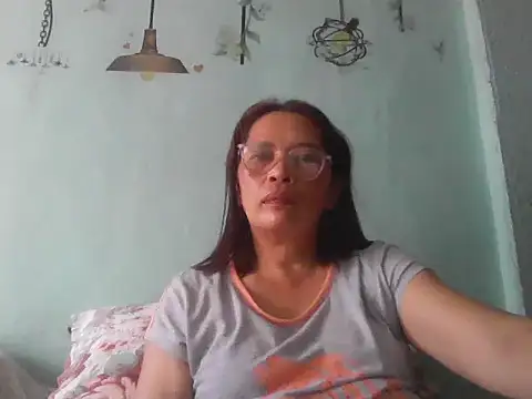 Snapshot of momshe2026 chatting on June 13, 2026, 7:50 am momshe2026 online show from June 13, 2026, 7:50 am