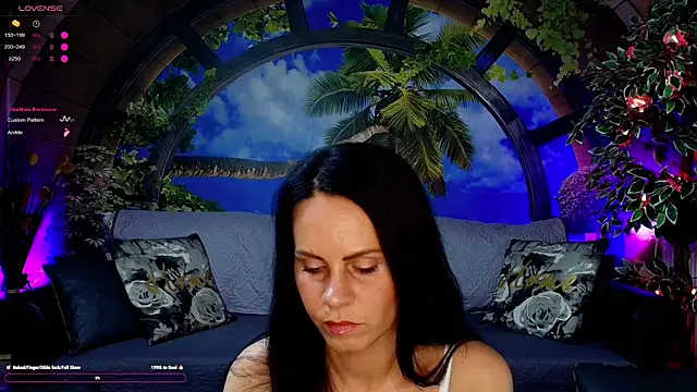 Snapshot of RoxanneBlize chatting on May 25, 2026, 6:17 pm RoxanneBlize online show from May 25, 2026, 6:17 pm