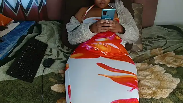 Snapshot of Round_Booty_Ebony chatting on July 7, 2026, 12:09 pm Round Booty Ebony online show from July 7, 2026, 12:09 pm