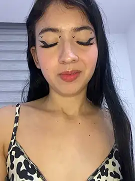JeyLuxx online show from June 19, 2026, 4:51 am