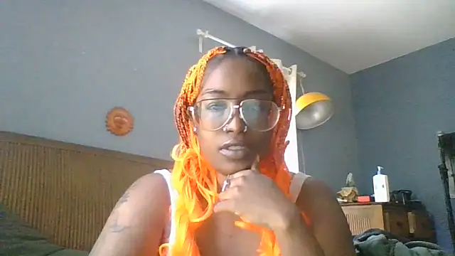 Snapshot of CloverGirlxo chatting on June 1, 2026, 4:06 pm CloverGirlxo online show from June 1, 2026, 4:06 pm