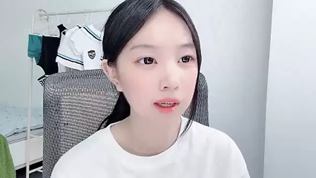 Snapshot of Yoyo33355 chatting on July 18, 2026, 3:37 am Yoyo33355 online show from July 18, 2026, 3:37 am