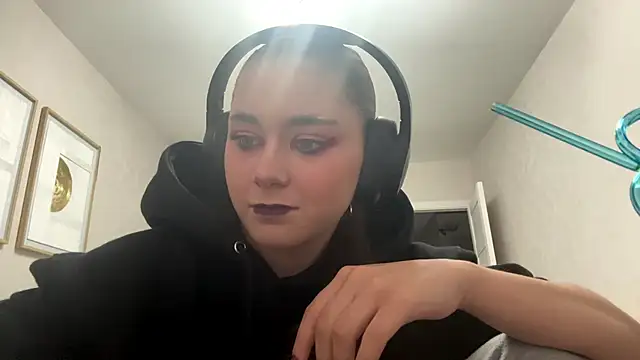 Snapshot of elfLiana chatting on June 1, 2026, 4:39 pm elfLiana online show from June 1, 2026, 4:39 pm