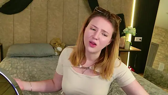 Laura Stellar online show from July 2, 2026, 5:57 am