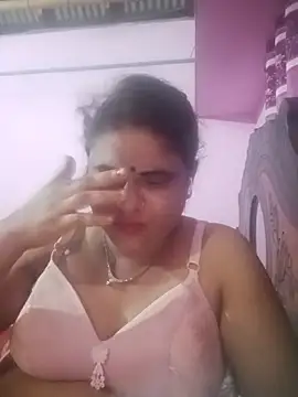 Snapshot of Maya_Vabi chatting on July 10, 2026, 2:28 pm Maya Vabi online show from July 10, 2026, 2:28 pm