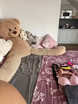MimiLliiyy online show from July 13, 2026, 4:06 pm