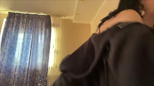 Snapshot of HolyCute chatting on July 6, 2026, 5:04 pm HolyCute online show from July 6, 2026, 5:04 pm