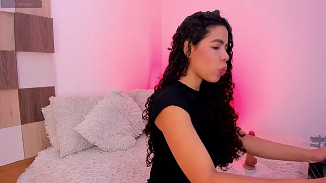 Snapshot of LarissaDesire chatting on June 1, 2026, 11:43 am LarissaDesire online show from June 1, 2026, 11:43 am