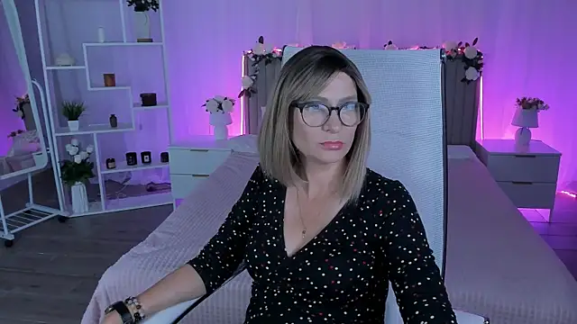 Snapshot of LioraVale chatting on July 13, 2026, 1:21 pm LioraVale online show from July 13, 2026, 1:21 pm