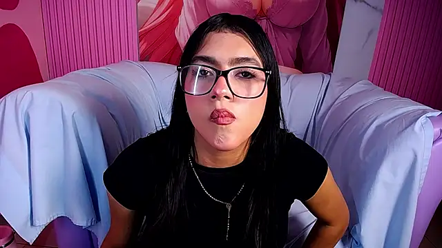 Snapshot of Holly_Watson_ chatting on July 10, 2026, 2:33 am Holly Watson online show from July 10, 2026, 2:33 am