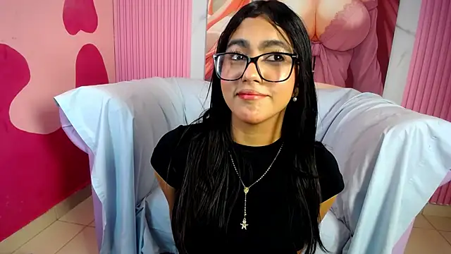 Snapshot of Holly_Watson_ chatting on July 3, 2026, 9:54 pm Holly Watson online show from July 3, 2026, 9:54 pm