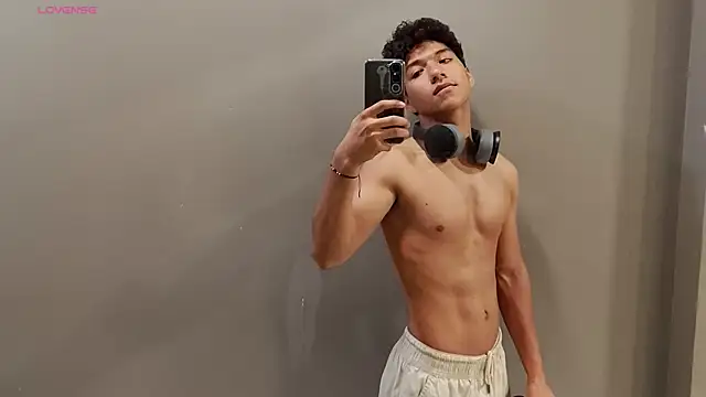 Snapshot of Maximiliano_Young chatting on July 14, 2026, 12:33 pm Maximiliano Young online show from July 14, 2026, 12:33 pm