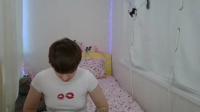 EmyHills online show from June 19, 2026, 2:45 pm