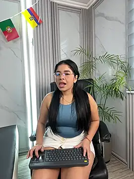 ValentinaLuciana online show from June 15, 2026, 1:11 pm