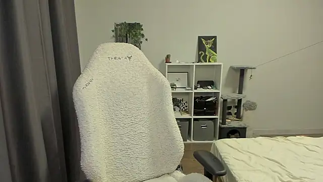 voguecaroline online show from July 10, 2026, 7:58 pm