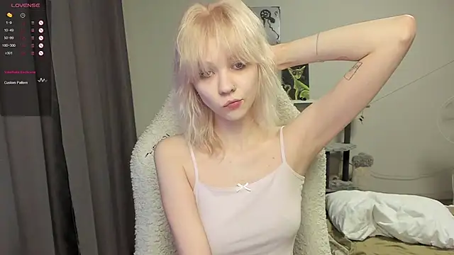 voguecaroline online show from July 16, 2026, 8:39 pm