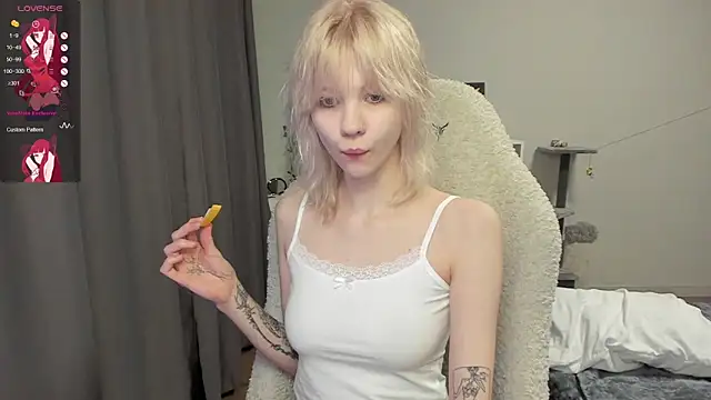voguecaroline online show from July 24, 2026, 9:11 pm