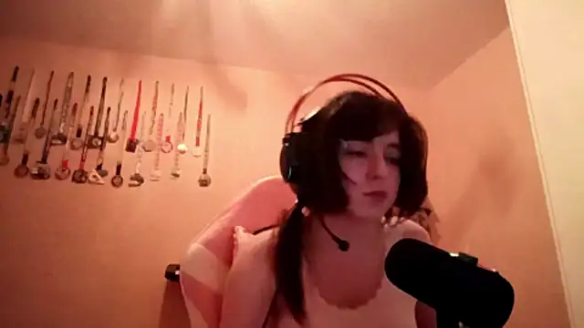 bunnyhoneylovehands online show from June 15, 2026, 9:36 pm