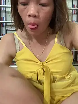 Snapshot of Emlyla chatting on June 11, 2026, 2:58 pm Emlyla online show from June 11, 2026, 2:58 pm
