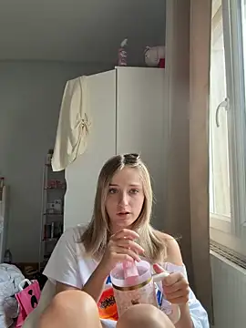 Snapshot of anna_avieraa chatting on June 5, 2026, 4:35 pm anna avieraa online show from June 5, 2026, 4:35 pm