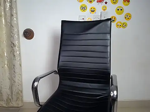 VIVIANSARAH online show from June 4, 2026, 6:18 am