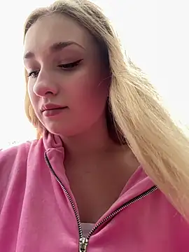 Snapshot of Polly_Pop chatting on July 20, 2026, 1:24 pm Polly Pop online show from July 20, 2026, 1:24 pm