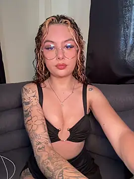 Snapshot of Joyce-fire chatting on June 18, 2026, 7:52 pm Joyce-fire online show from June 18, 2026, 7:52 pm