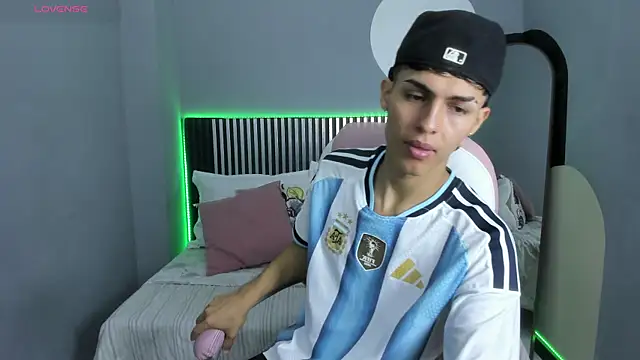 Snapshot of Axel_Mendozaa chatting on July 10, 2026, 8:20 pm Axel Mendozaa online show from July 10, 2026, 8:20 pm