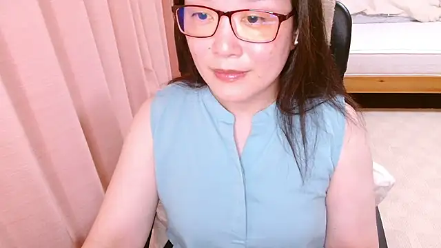 Snapshot of LENA-xo chatting on July 10, 2026, 3:23 pm LENA-xo online show from July 10, 2026, 3:23 pm