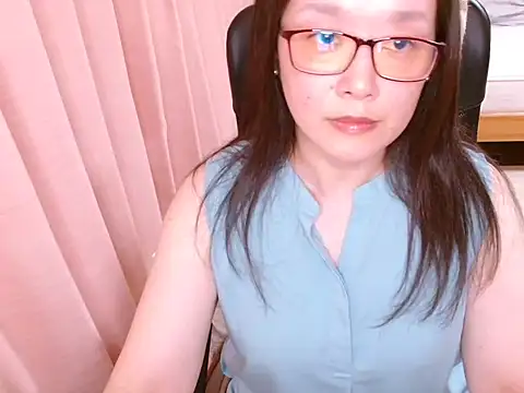Snapshot of LENA-xo chatting on June 12, 2026, 3:43 pm LENA-xo online show from June 12, 2026, 3:43 pm