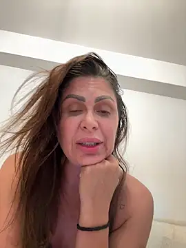 Snapshot of Evelyn_Anya chatting on June 9, 2026, 9:27 pm Evelyn Anya online show from June 9, 2026, 9:27 pm